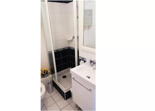 une salle de bain avec toilettes et lavabo dans l'établissement Port du Crouesty Cap'Océan - maeva Home - Appartement 3 Pièces 4 Personnes - Sélection MAE-1534, à Arzon
