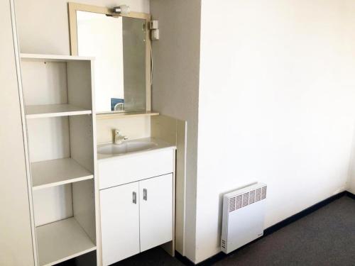 biała łazienka z umywalką i lustrem w obiekcie Résidence Le Boucanier - 3 Pièces pour 6 Personnes 904 w mieście Vieux-Boucau-les-Bains