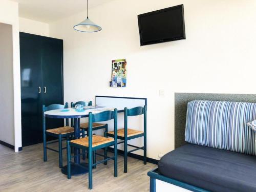 une pièce avec une table, des chaises et une télévision dans l'établissement Résidence Le Boucanier - 2 Pièces pour 4 Personnes 084, à Vieux-Boucau-les-Bains