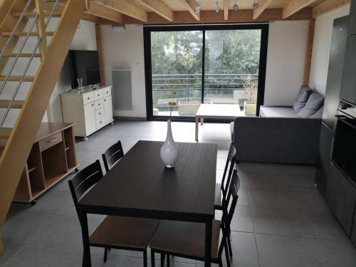ein Esszimmer mit einem Tisch und Stühlen sowie ein Wohnzimmer in der Unterkunft Maison de 2 chambres a Le Conquet a 200 m de la plage avec wifi in Le Conquet