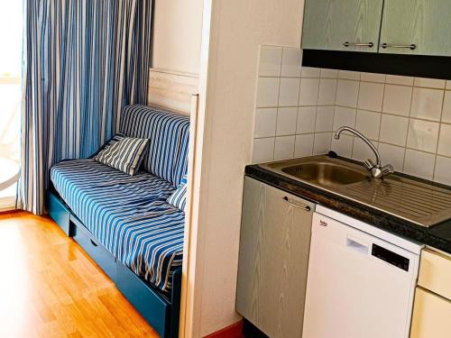 une petite cuisine avec un canapé et un évier dans l'établissement Résidence Le Boucanier - 2 Pièces pour 4 Personnes 114, à Vieux-Boucau-les-Bains