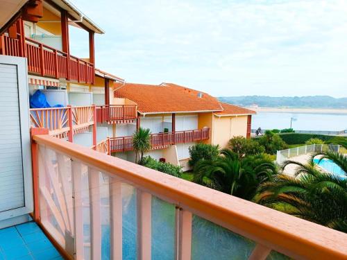 - un balcon d'une maison avec une piscine dans l'établissement Résidence Le Boucanier - 2 Pièces pour 4 Personnes 114, à Vieux-Boucau-les-Bains
