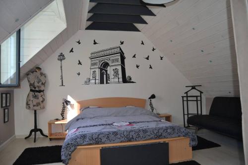 ein Schlafzimmer mit einem Bett und eine Treppe mit einer Treppe in der Unterkunft Propriete de 2 chambres avec wifi a Saint Pol de Leon a 1 km de la plage in Saint-Pol-de-Léon