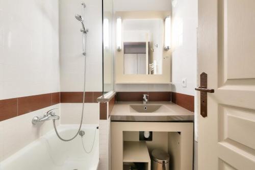 une salle de bain avec un lavabo, une douche et un miroir dans l'établissement Résidence le Village de Cap Esterel - maeva Home - Appartement 2 pièces 4 personnes - Sélection MAE-4804, à Saint-Raphaël