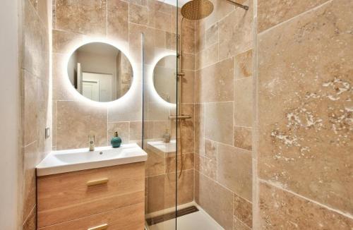 une salle de bain avec un lavabo et un miroir dans l'établissement Village Pont Royal en Provence - maeva Home - Appartement charmant et climatisé 2 pièces 4 personnes - Prestige - super Home MAE-4884, à Mallemort