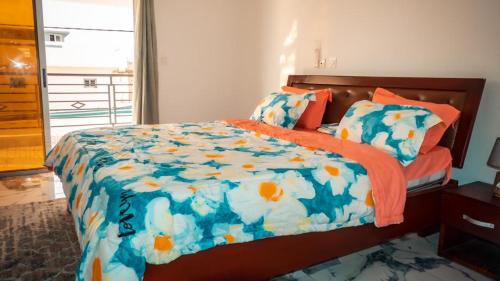 a bedroom with a bed with a blue and orange comforter at QPT 