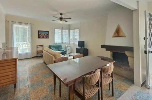 un salon avec une table et une cheminée dans l'établissement Cost, à Valras-Plage