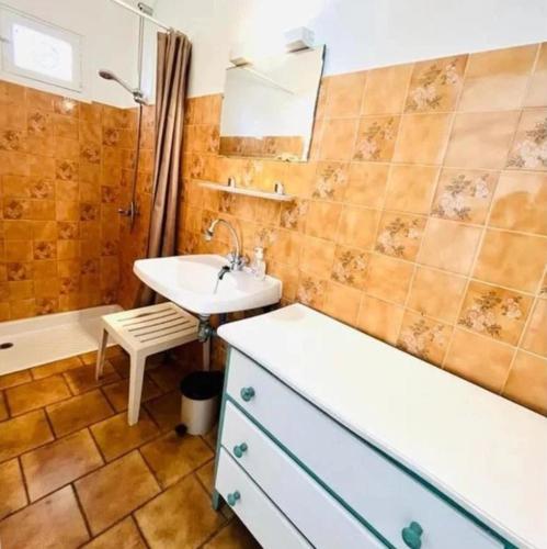 une salle de bain avec un lavabo, des toilettes et une baignoire dans l'établissement Cost, à Valras-Plage