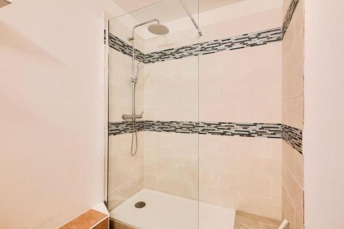 eine Dusche mit Glastür im Badezimmer in der Unterkunft Résidence les Calanques des Issambres - maeva Home - Appartement 2 pièces 4 personnes - Sélection MAE-3624 in Les Issambres