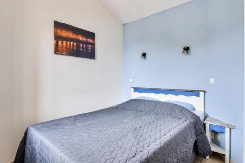 une chambre avec un lit et un tableau au mur dans l'établissement Résidence Port Bourgenay - maeva Home - Appartement 2 pièces 4 personnes - Sélection MAE-3664, à Talmont-Saint-Hilaire