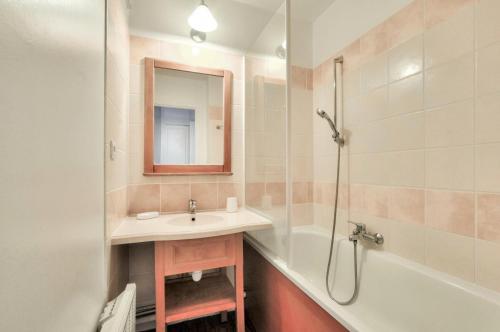 une salle de bain avec un lavabo, une douche et une baignoire dans l'établissement La résidence du Lac - maeva Home - Appartement 2 pièces 5 personnes - Confort MAE-7384, à Monflanquin