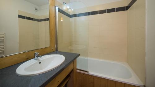 une salle de bain avec un lavabo et une baignoire dans l'établissement A104 - Appartement 2 pieces 4 personnes, à Orcières