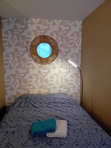 une chambre avec un lit avec un miroir au mur dans l'établissement Au rendez vous, à Paris