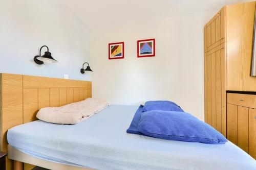 une chambre avec un lit avec des oreillers bleus dessus dans l'établissement Résidence Port du Crouesty - maeva Home - Appartement 2 pièces 5 personnes - Confort MAE-7444, à Arzon