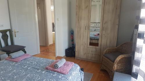 a bedroom with a bed and a chair and a mirror at Bei Kosta in Mesopótamon