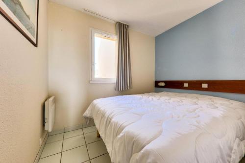 - une chambre avec un grand lit dans une pièce dotée d'une fenêtre dans l'établissement Résidence Port du Crouesty - maeva Home - Appartement 2 pièces 4 personnes - Confort - vue Mer MAE-7464, à Arzon
