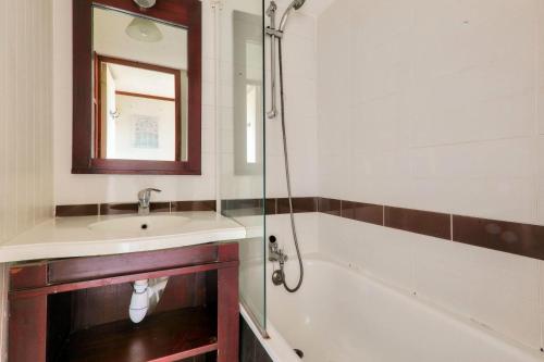 une salle de bain avec un lavabo et une douche dans l'établissement Résidence Port du Crouesty - maeva Home - Appartement 2 pièces 4 personnes - Confort - vue Mer MAE-7464, à Arzon