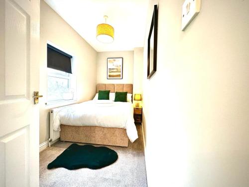 um pequeno quarto com uma cama e uma janela em Stone Villas By Alternative Stays em Hednesford