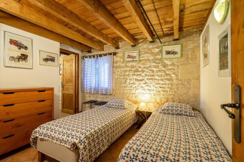 1 Schlafzimmer mit 2 Betten in einem Zimmer in der Unterkunft L'arbre - Gîtes De La Tournerie in Gémozac