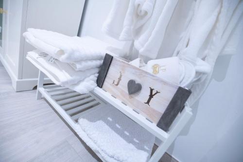 a white crib with white towels and a wooden box at LA PARENTHESE in Tournai