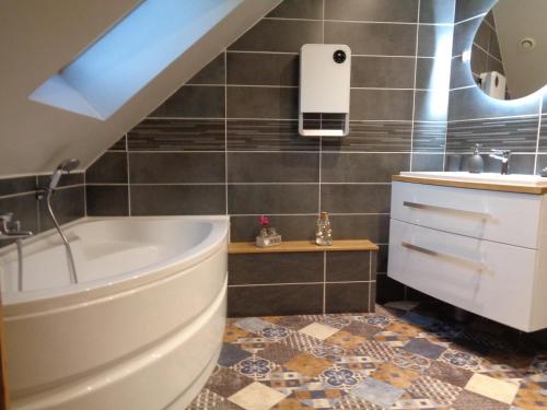 le gite de la douceur d'antan في Roquetoire: حمام مع مرحاض ومغسلة وحوض استحمام
