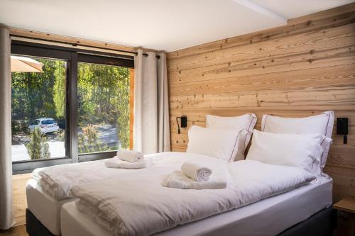 une chambre avec un grand lit blanc avec des serviettes dessus dans l'établissement Chalet Nant Rouge, aux Contamines-Montjoie