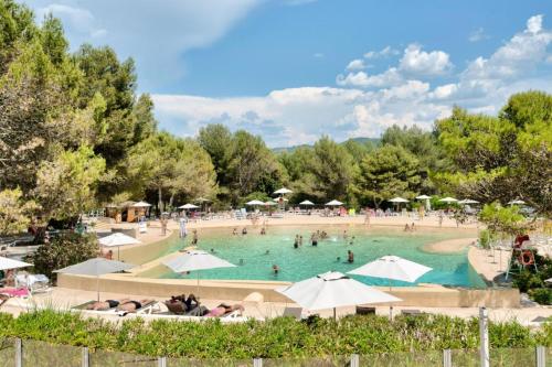 - une grande piscine avec des parasols dans l'établissement Village Pont Royal en Provence - maeva Home - Appartement 2 pièces 6 personnes - Sélection MAE-8854, à Mallemort