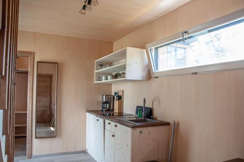 Una pequeña cocina con fregadero y ventana. en Haus Pittiplatsch, en Falkenberg