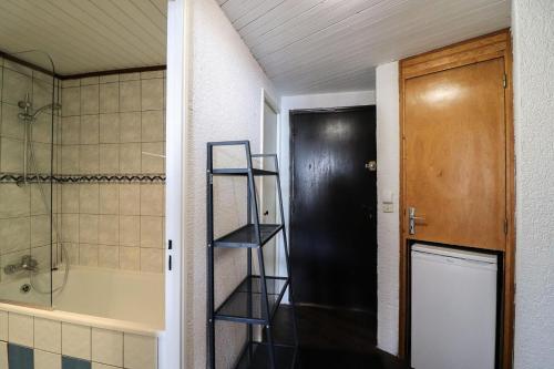 a bathroom with a ladder next to a door at Résidence Sefcotel - Studio pour 4 Personnes 574 in Tignes