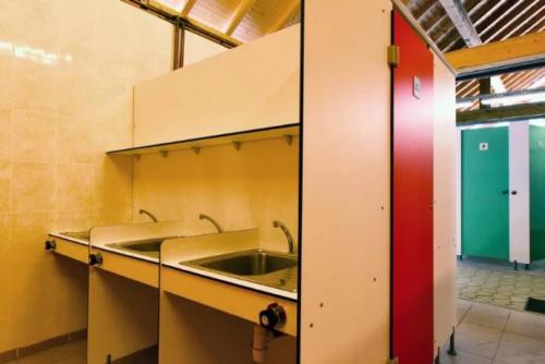 eine Küche mit 2 Waschbecken in einem Zimmer in der Unterkunft Mobilhome 4 étoiles - Parc aquatique - eeeaih in Le Bourg-dʼOisans