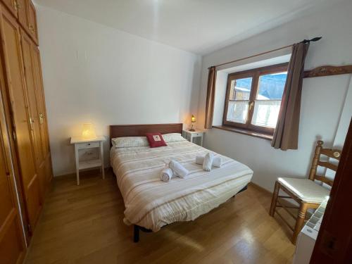um quarto com uma cama com duas almofadas em A01 - Anciles Apartamento - Villmor em Anciles