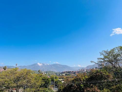 Blick auf eine Stadt mit Bergen im Hintergrund in der Unterkunft Nativos Hospedaje in Medellín
