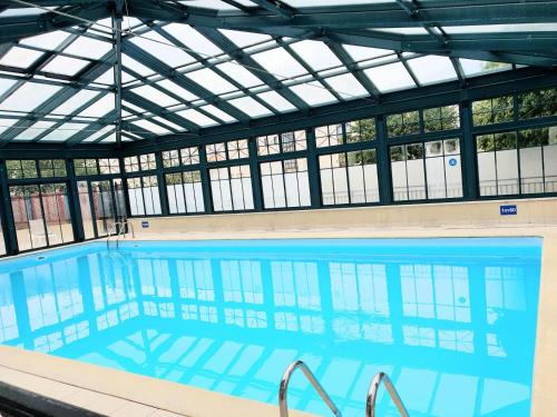 une piscine intérieure avec un plafond en verre dans l'établissement Résidence Centre - maeva Home - Studio 4 personnes - Sélection MAE-9034, à La Rochelle