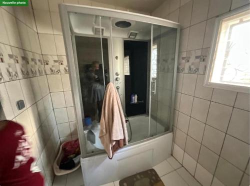 een persoon die een foto neemt van een badkamer douche bij Villa SPIROU in Ivato