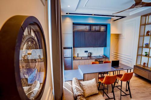 Una sala de estar con una mesa y una cocina. en Miha Premium Apartment, en Belgrado