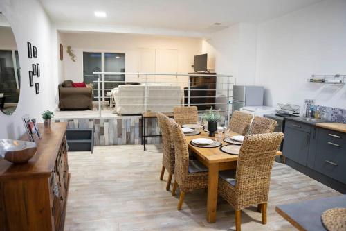 une cuisine et une salle à manger avec une table et des chaises dans l'établissement Loft chaleureux vue directe sur le Beffroi - centre-ville secteur tribunal - nouveau routeur wifi, à Douai