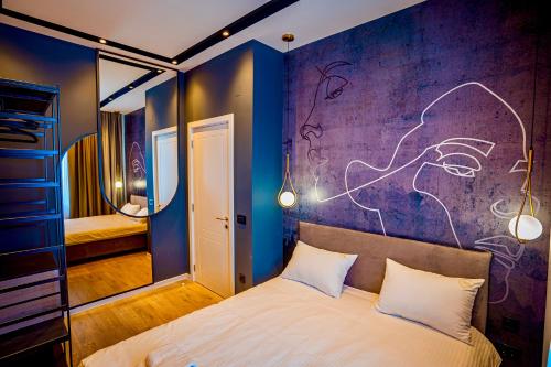 Un dormitorio con una cama con una pared morada. en Miha Premium Apartment, en Belgrado