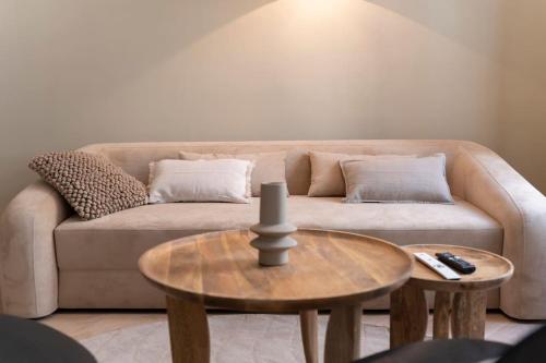 uma sala de estar com um sofá e uma mesa em Sigmund I levestate em Viena