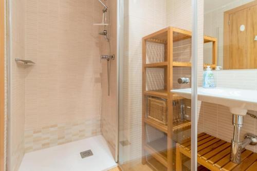 ein Badezimmer mit Dusche und Waschbecken in der Unterkunft Port de Llançà 44 Apartamento moderno con terraza in Llança