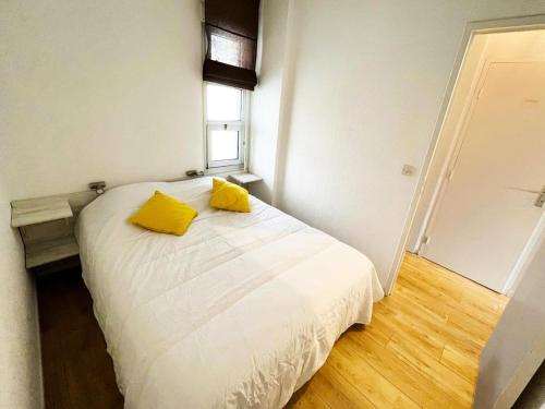 - une chambre avec un lit doté de 2 oreillers jaunes dans l'établissement Résidence Rivages - 2 Pièces pour 4 Personnes 344, à Vieux-Boucau-les-Bains