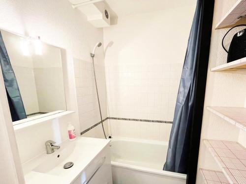 une salle de bain avec un lavabo et une baignoire dans l'établissement Résidence Rivages - 2 Pièces pour 4 Personnes 344, à Vieux-Boucau-les-Bains