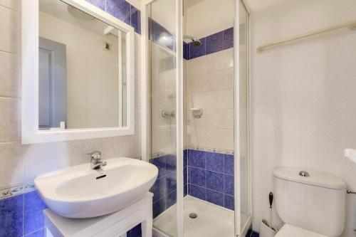 une salle de bain avec un lavabo, des toilettes et une douche dans l'établissement Résidence le Hameau des Issambres - maeva Home - Appartement 3 pièces 4 personnes - Sélection - super Home MAE-4964, aux Issambres