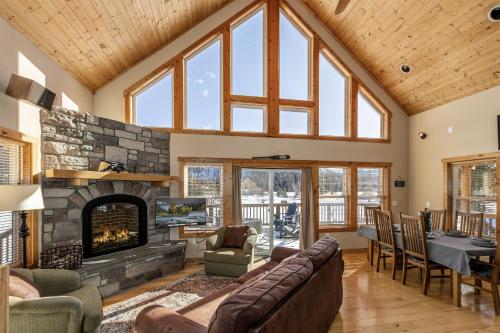 Χώρος καθιστικού στο Peterson Acres by NW Comfy Cabins