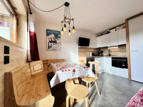 a kitchen and dining room with a table and chairs at Résidence Les Balcons Du Charvin - Agréable appartement avec terrasse proche ski-bus et commerces MAE-2354 in Notre-Dame-de-Bellecombe