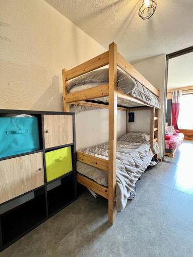 une chambre avec un lit superposé et une télévision à écran plat dans l'établissement Résidence Les Balcons Du Charvin - Agréable appartement avec terrasse proche ski-bus et commerces MAE-2354, à Notre-Dame-de-Bellecombe