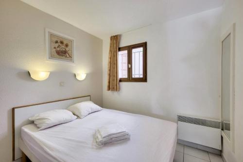 Tempat tidur dalam kamar di Résidence Cannes Villa Francia - maeva Home - Appartement 3 pièces 6 perso 664