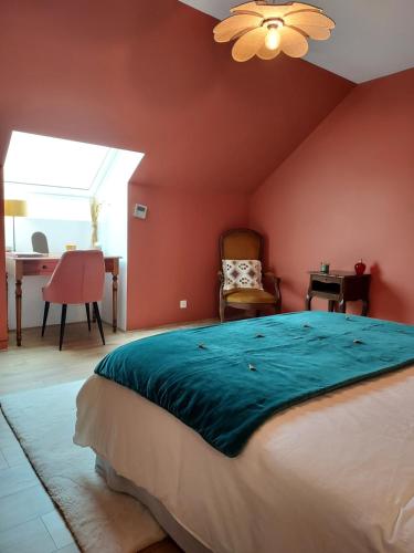 una camera con un grande letto e un tavolo di Grande suite & salon privé, proche du circuit a Magny-Cours