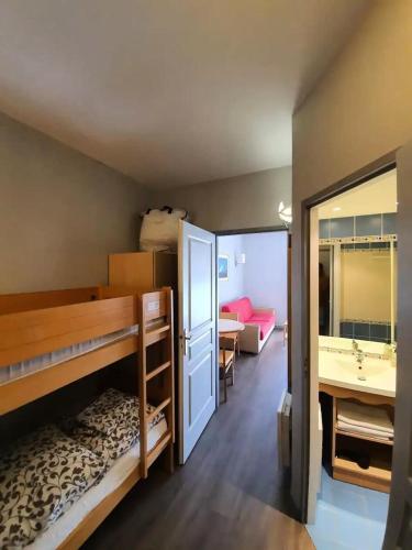- une chambre avec lits superposés et une salle de bains avec lavabo dans l'établissement Résidence Centre - maeva Home - Studio 4 personnes - Sélection MAE-9024, à La Rochelle