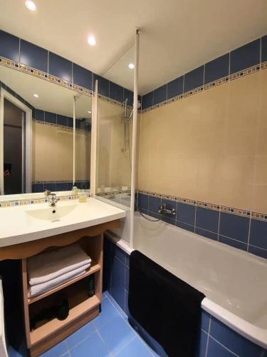 une salle de bain avec un lavabo et un grand miroir dans l'établissement Résidence Centre - maeva Home - Studio 4 personnes - Sélection MAE-9024, à La Rochelle
