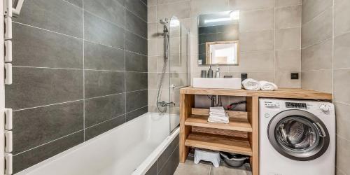 une salle de bain avec un lavabo et une machine à laver dans l'établissement Résidence Les Terrasses De La Vanoise - CASA COLORADO - PREMIUM 4 - Appartement de 4 pièces 8 personnes en rez de chaussée - 72 m2 MAE-1504, à Champagny-en-Vanoise